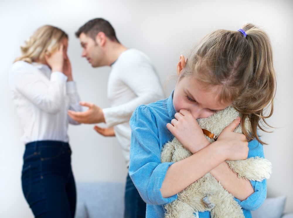 Как сказать ребенку о разводе и не навредить ему